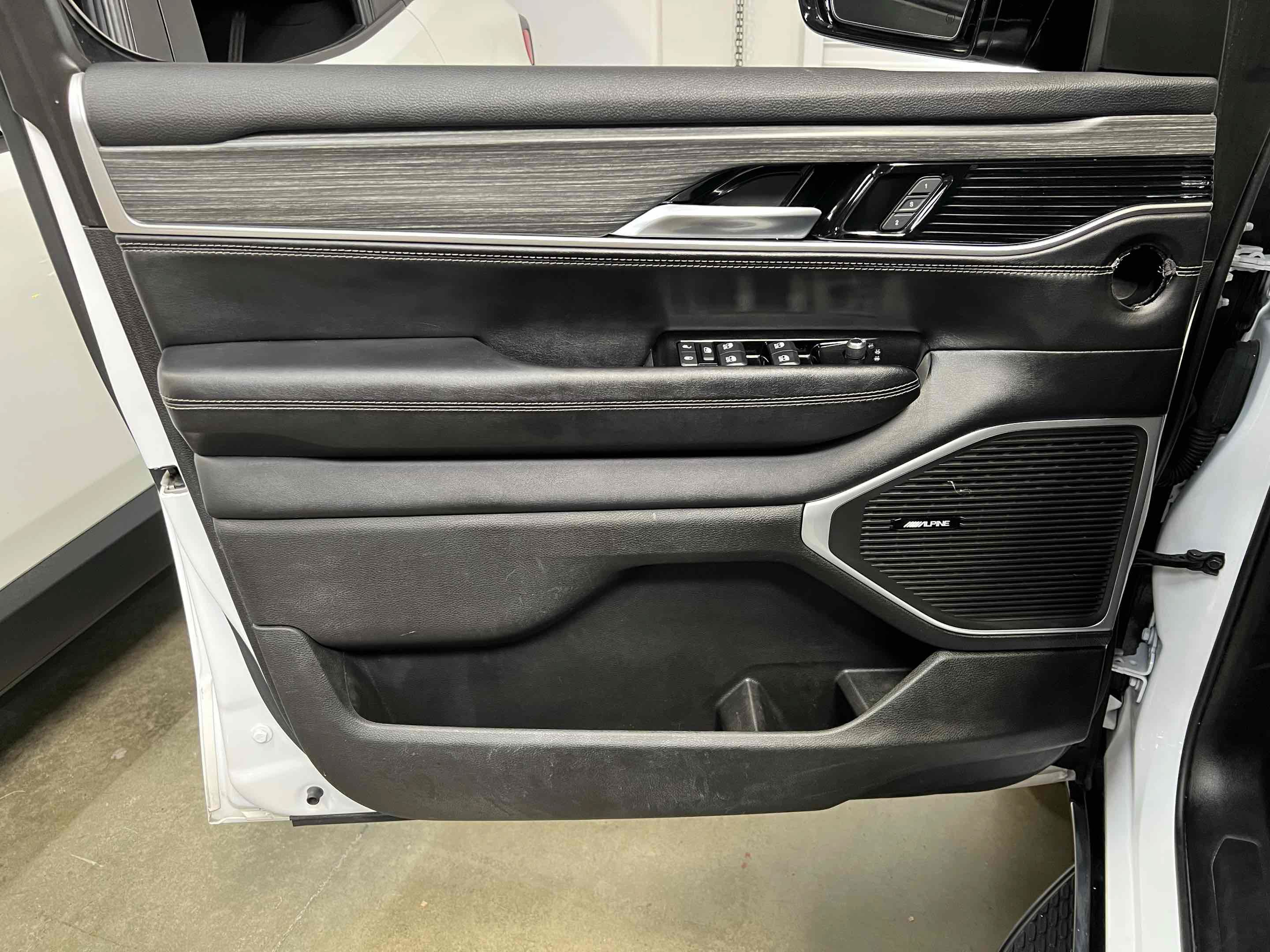Used 2024 Jeep Wagoneer L Series II AWD/4WD image 40