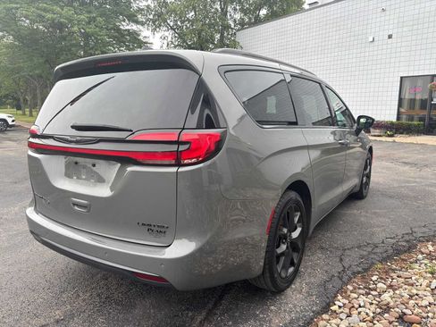 Used 2025 Chrysler Pacifica Limited FWD image 9