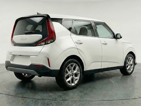 Used 2025 Kia Soul LX w/ LX Technology Package FWD image 9