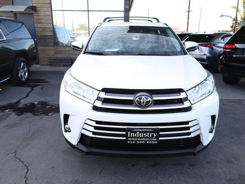 Used 2019 Toyota Highlander XLE image 3
