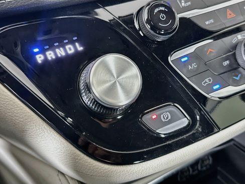 Used 2023 Chrysler Pacifica Limited FWD image 25