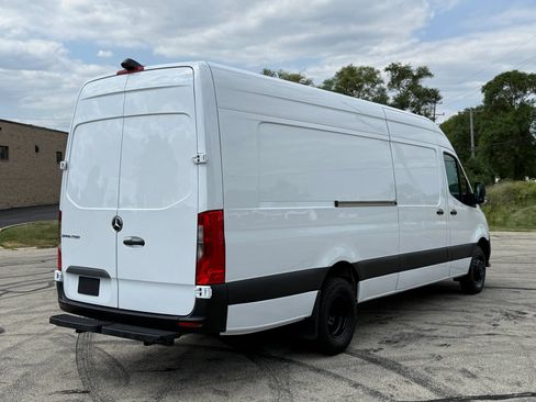 Used 2021 Mercedes-Benz Sprinter 4500 image 4