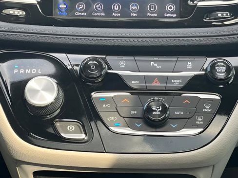 Used 2019 Chrysler Pacifica Limited FWD image 29