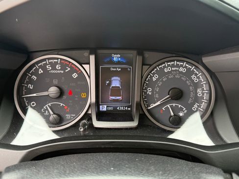 Used 2021 Toyota Tacoma TRD Off-Road w/ TRD Premium Off Road Package AWD/4WD image 11