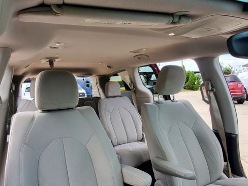 Used 2017 Chrysler Pacifica Touring FWD image 20