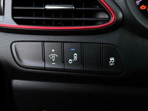 Used 2018 Hyundai Elantra GT Sport image 32