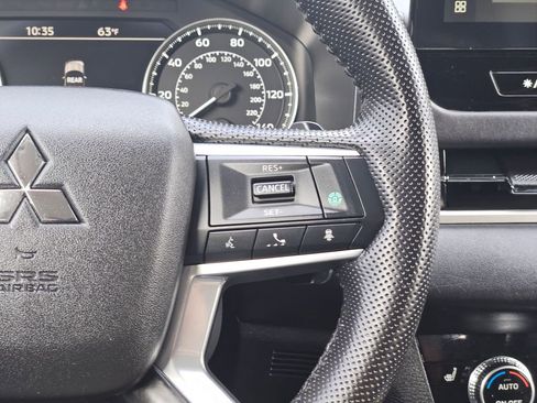 Used 2025 Mitsubishi Outlander SE image 24