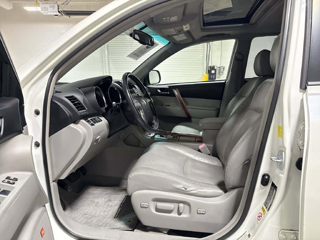 Used 2010 Toyota Highlander Limited AWD/4WD image 20