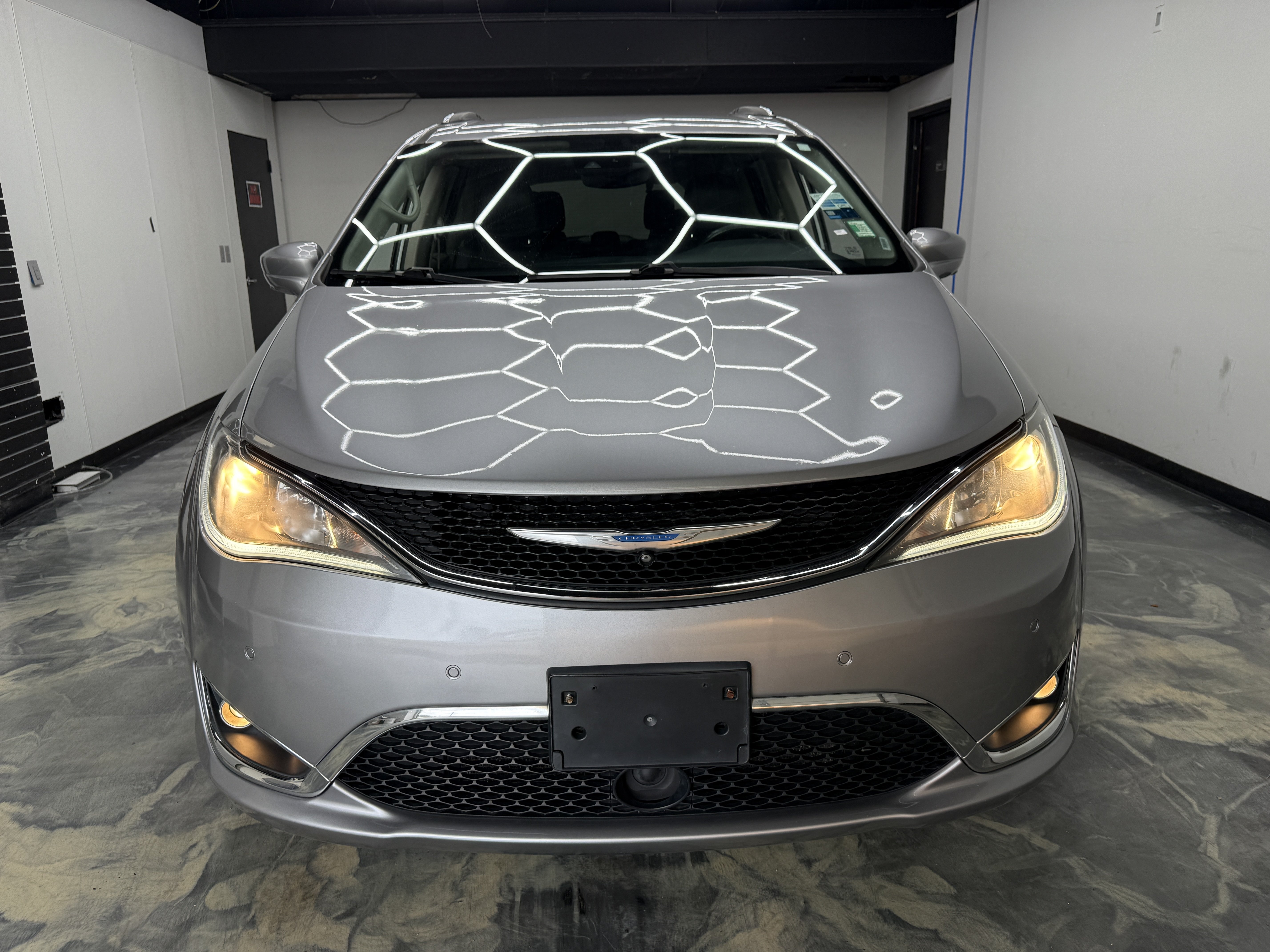 Used 2018 Chrysler Pacifica Touring-L FWD image 7