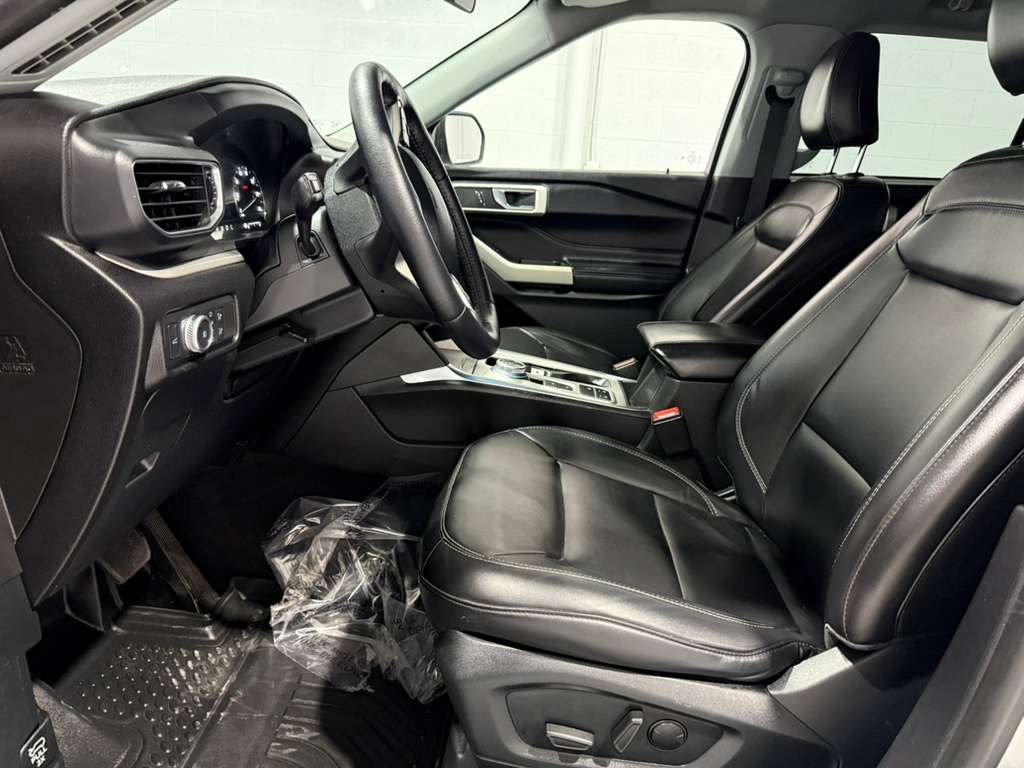Used 2022 Ford Explorer XLT w/ Equipment Group 202A RWD image 9
