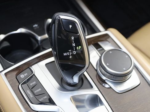 Used 2020 BMW 745e xDrive image 7