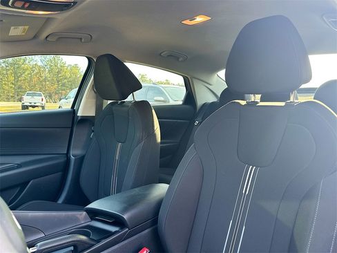 Used 2024 Hyundai Elantra SEL image 8