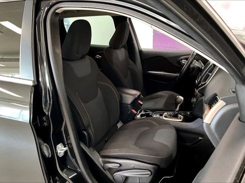 Used 2016 Jeep Cherokee Latitude w/ Cold Weather Group image 11