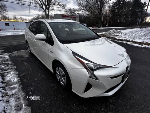 Used 2018 Toyota Prius Two image 3