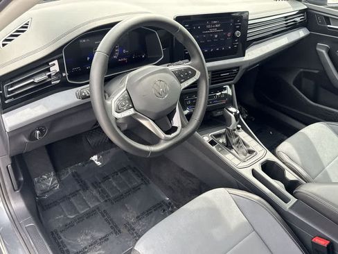 Used 2025 Volkswagen Jetta SE FWD image 13