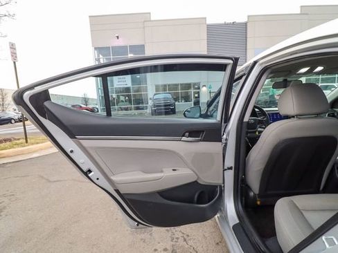 Used 2017 Hyundai Elantra SE image 32