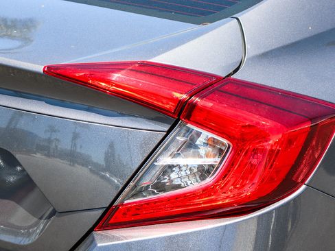 Certified 2018 Honda Civic EX image 9