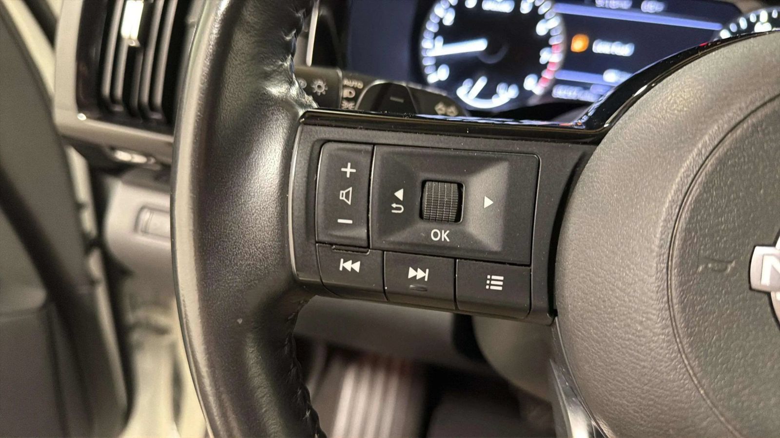 Used 2023 Nissan Pathfinder SV AWD/4WD image 33