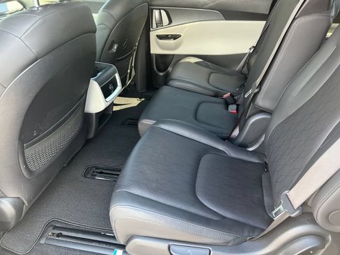 Used 2024 Kia Carnival LX FWD image 12