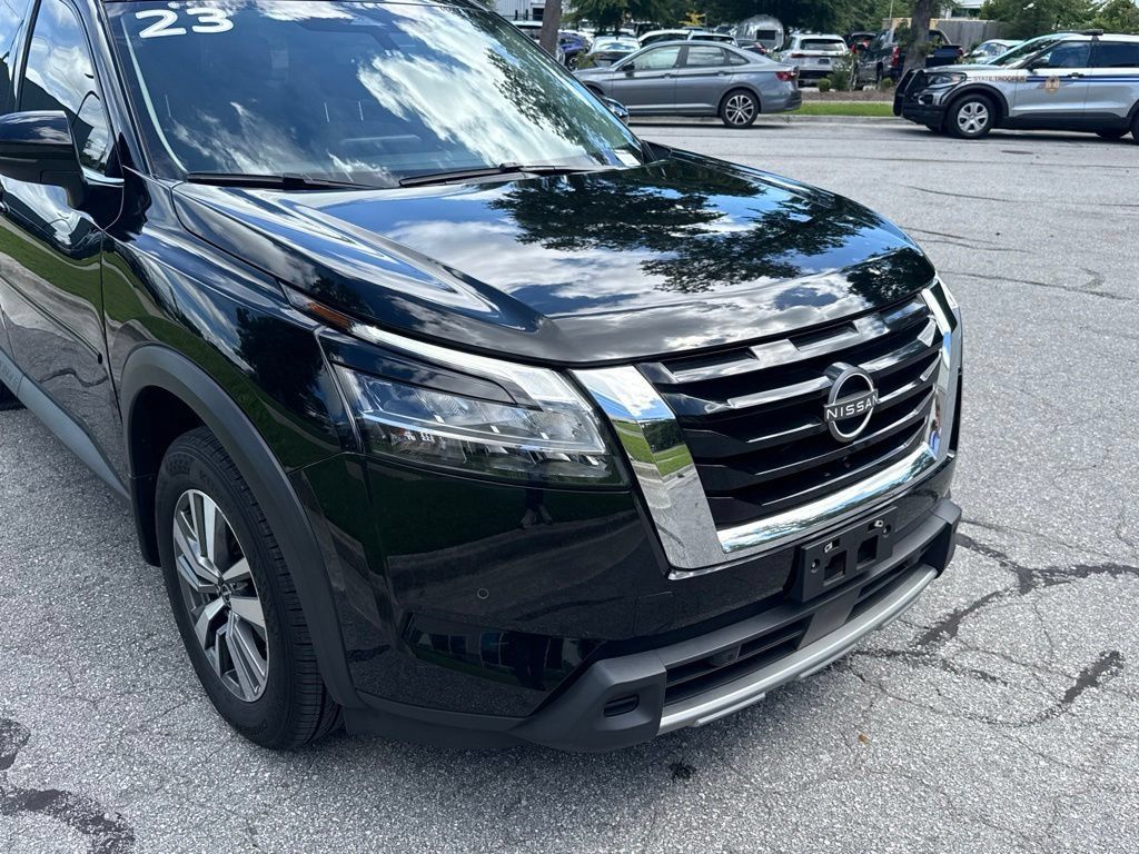 Used 2023 Nissan Pathfinder SL AWD/4WD image 9