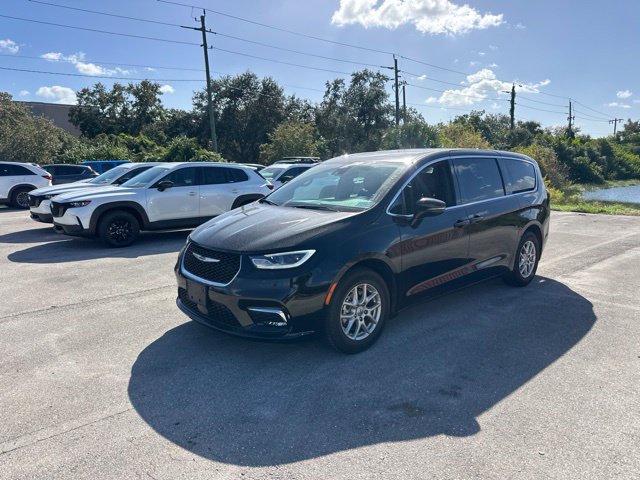 Used 2025 Chrysler Pacifica Select FWD image 7