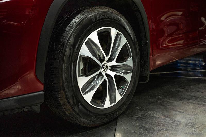 Used 2020 Toyota Highlander XLE AWD/4WD image 3