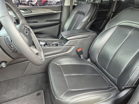 Used 2024 Jeep Grand Cherokee Limited w/ Luxury Tech Group II image 16