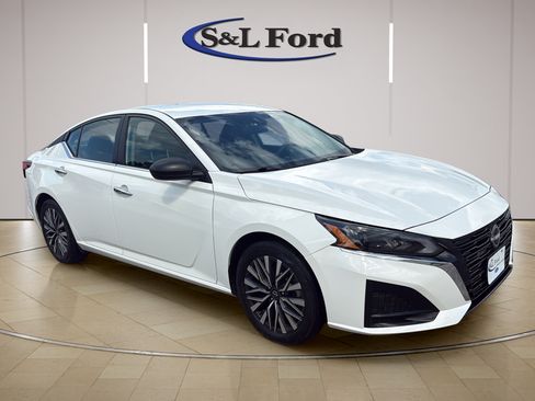 Used 2025 Nissan Altima 2.5 SV FWD image 11