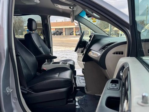 Used 2015 Chrysler Town & Country Touring image 17