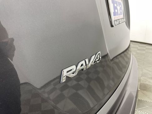 Used 2018 Toyota RAV4 LE w/ Carpet Mat Package image 29