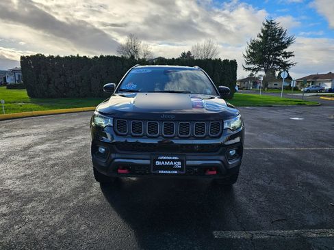 Used 2025 Jeep Compass Trailhawk image 5