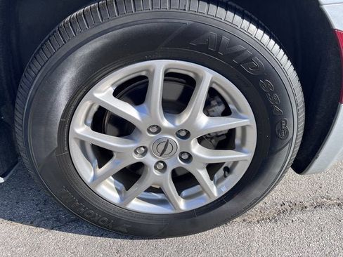 Used 2024 Chrysler Pacifica Touring-L image 12