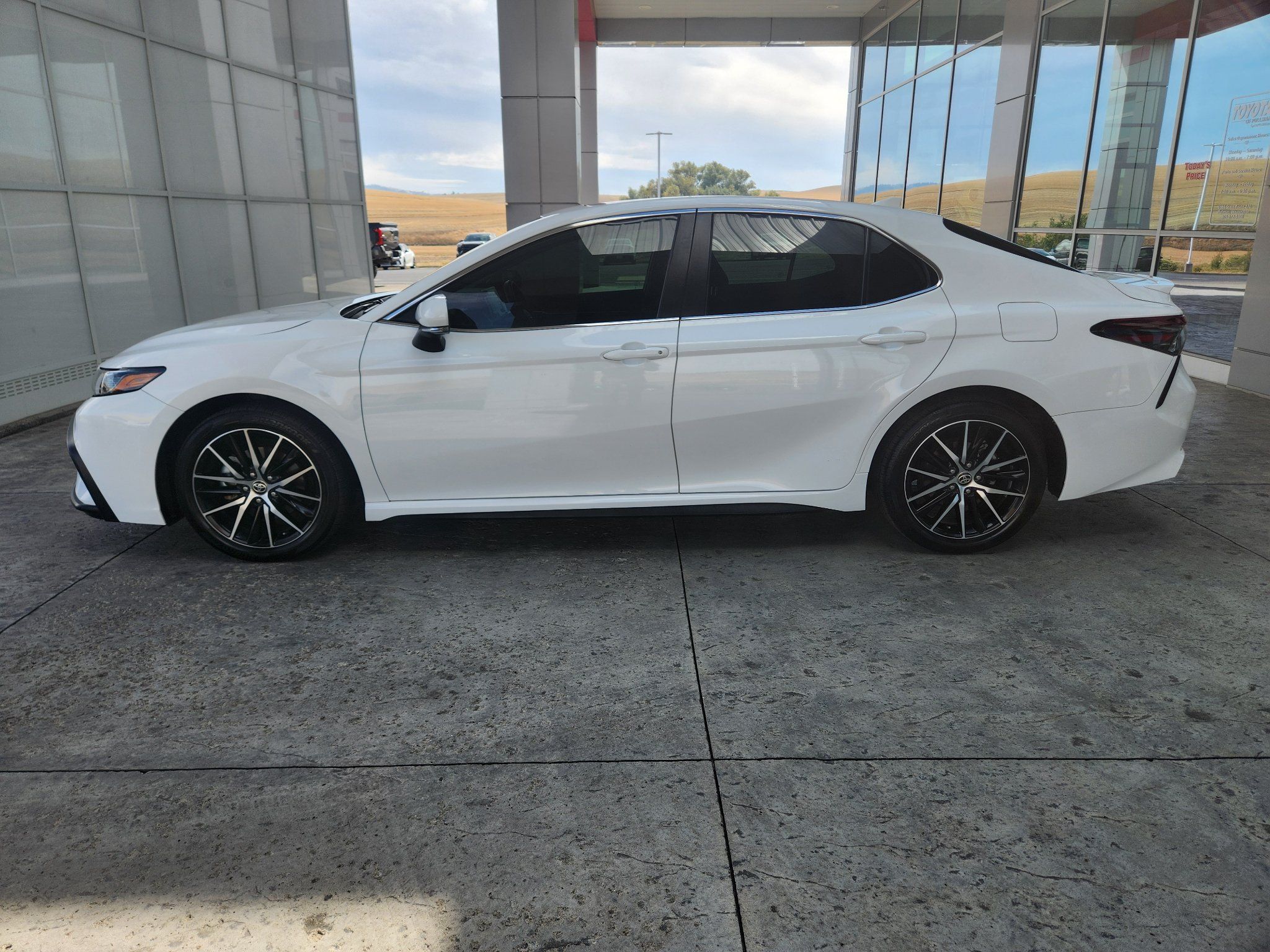 Used 2024 Toyota Camry SE AWD/4WD image 4