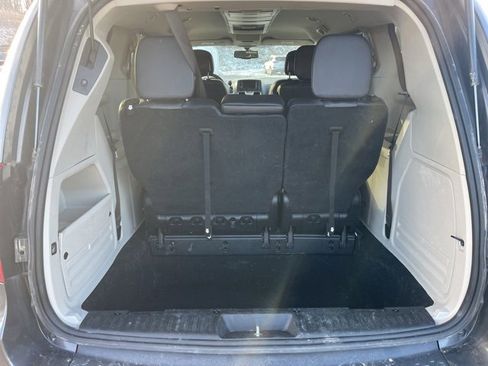 Used 2016 Chrysler Town & Country Touring w/ Driver Convenience Group image 12