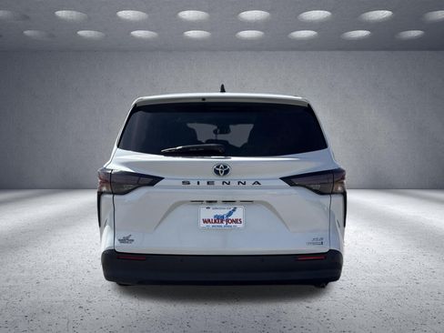 Used 2024 Toyota Sienna XLE FWD image 6