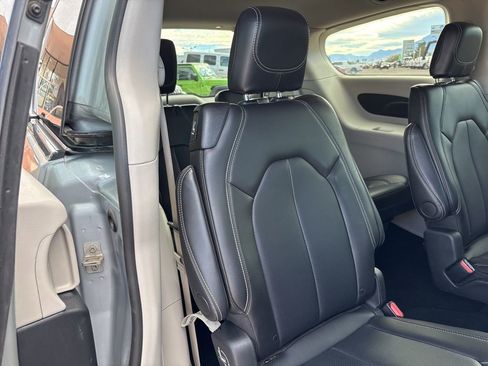 Used 2024 Chrysler Pacifica Touring-L FWD image 20