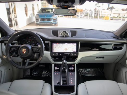 Certified 2024 Porsche Macan image 22