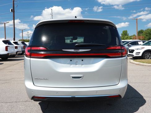 Used 2024 Chrysler Pacifica Touring-L FWD image 4