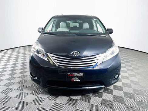 Used 2017 Toyota Sienna XLE Premium image 2