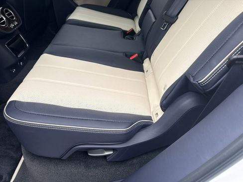 Used 2025 Bentley Bentayga AWD/4WD image 20