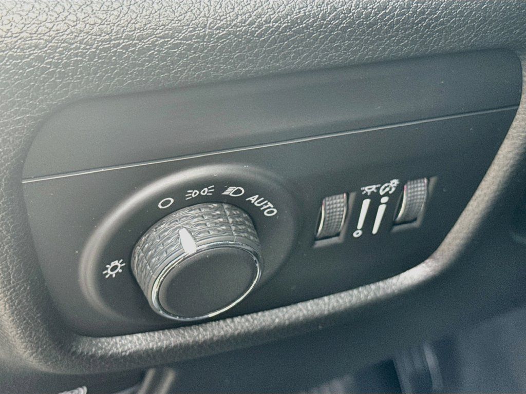 Used 2023 Jeep Grand Cherokee Laredo AWD/4WD image 12
