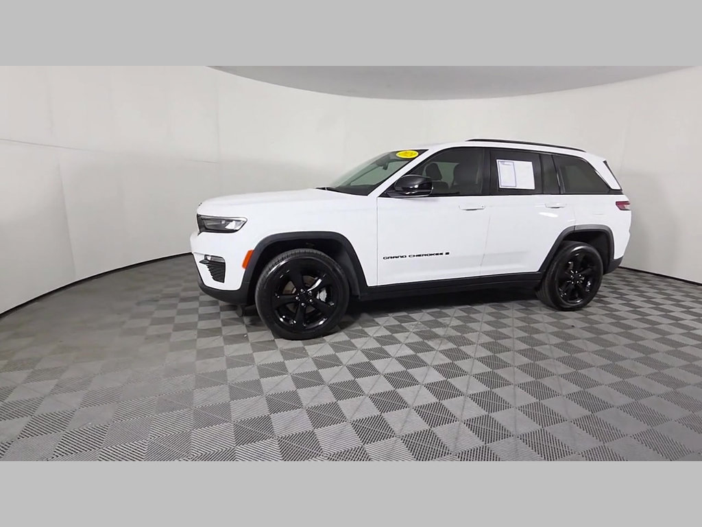 Used 2023 Jeep Grand Cherokee Limited w/ Black Appearance Package AWD/4WD image 49