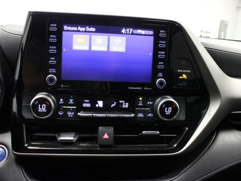 Used 2021 Toyota Highlander LE AWD/4WD image 28