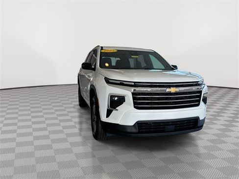 Certified 2025 Chevrolet Traverse LT image 3