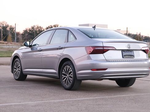 Used 2021 Volkswagen Jetta SE w/ SE Cold Weather Package image 11