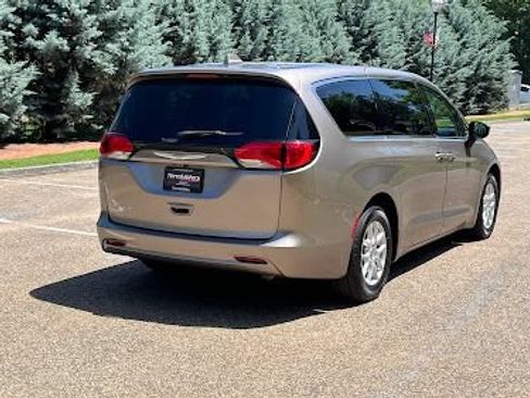 Used 2017 Chrysler Pacifica Touring FWD image 21