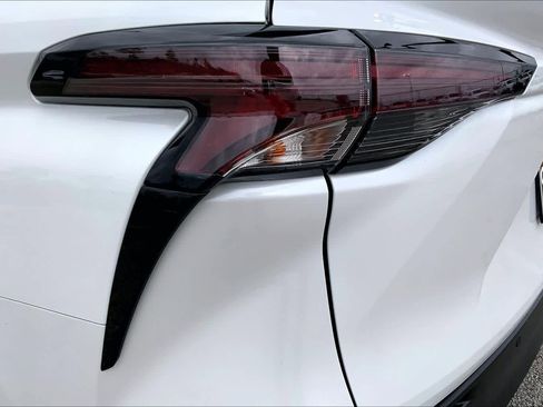 Used 2023 Toyota Sienna XLE image 27