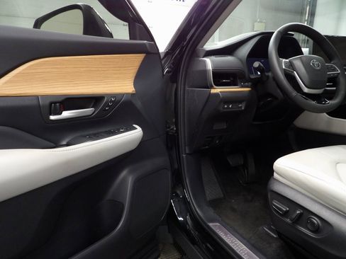 Used 2025 Toyota Grand Highlander AWD image 46