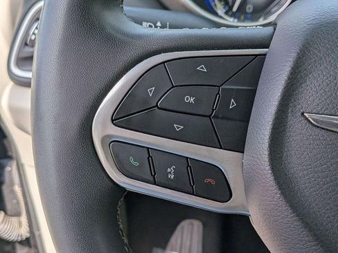 Used 2023 Chrysler Pacifica Touring-L FWD image 19