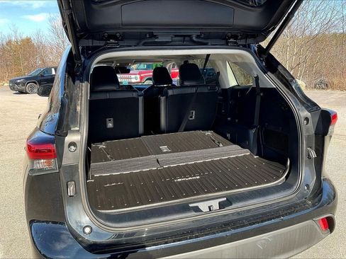 Used 2021 Toyota Highlander XLE AWD/4WD image 37